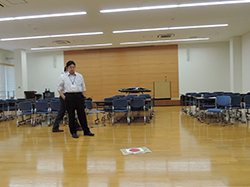 「オート制御ドローンの屋内飛行実験